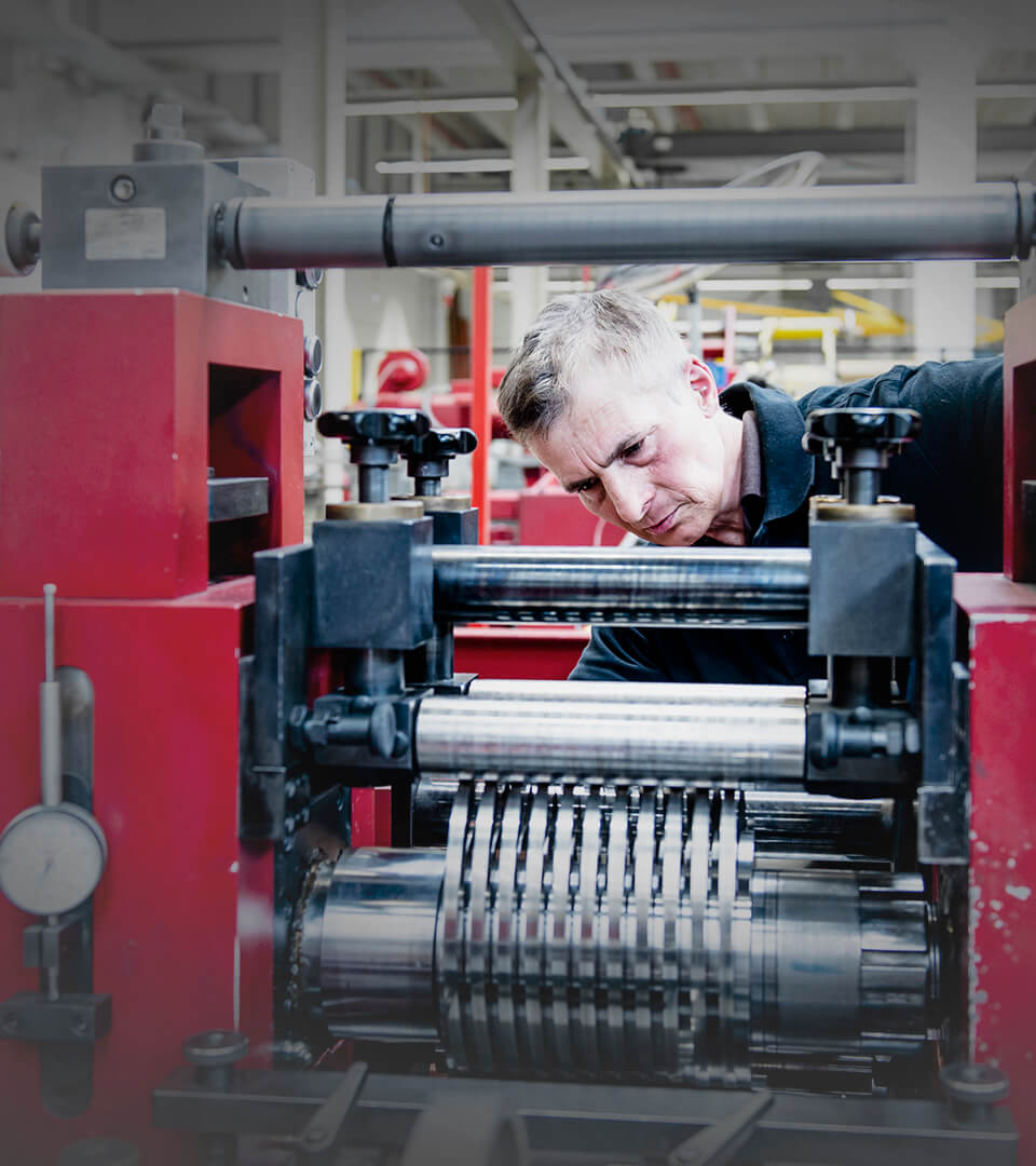 Unser hauseigener Sondermaschinenbau in Kombination mit unseren vielfältigen Federtechnologien gewährleisten wir die extrem hohe Zuverlässigkeit unserer Sicherheitsgurtfedern.