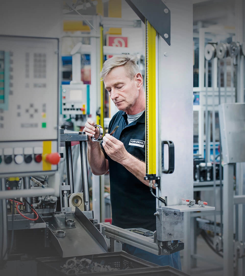 Durch unser Qualitätsmanagement wird jeder einzelne Herstellungsschritt strengstens überwacht und genauestens dokumentiert – vom Materialeingang über die Entwicklung und Fertigung bis zum Warenausgang. 